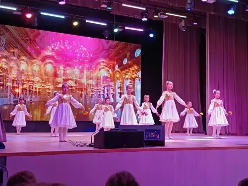 Весенний подарок: в районном Дворце культуры чествовали прекрасную половину человечества