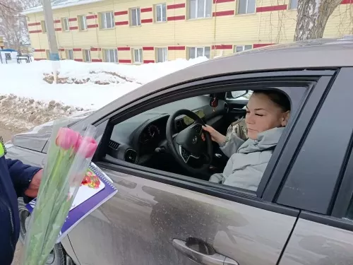 Инспекторы ГИБДД по Мензелинскому району поздравили автоледи с наступающим праздником
