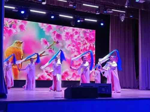 Весенний подарок: в районном Дворце культуры чествовали прекрасную половину человечества