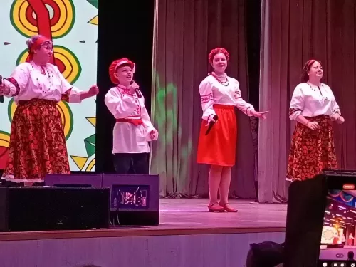 Весенний подарок: в районном Дворце культуры чествовали прекрасную половину человечества