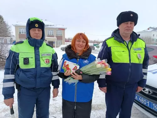 Инспекторы ГИБДД по Мензелинскому району поздравили автоледи с наступающим праздником