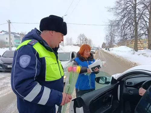 Инспекторы ГИБДД по Мензелинскому району поздравили автоледи с наступающим праздником
