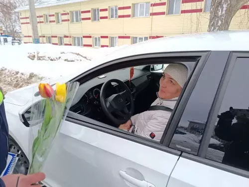 Инспекторы ГИБДД по Мензелинскому району поздравили автоледи с наступающим праздником