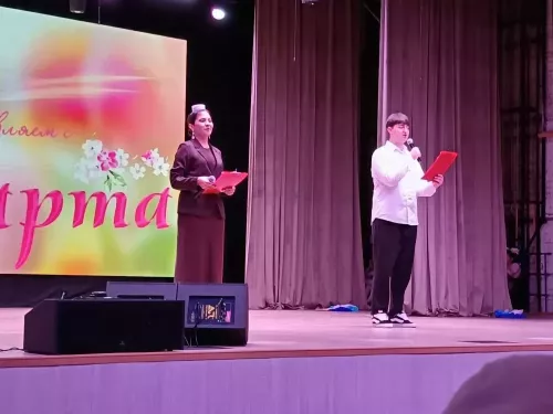 Весенний подарок: в районном Дворце культуры чествовали прекрасную половину человечества