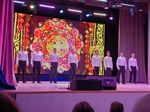 Весенний подарок: в районном Дворце культуры чествовали прекрасную половину человечества