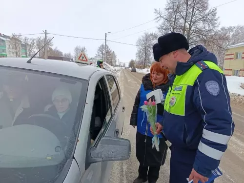 Инспекторы ГИБДД по Мензелинскому району поздравили автоледи с наступающим праздником