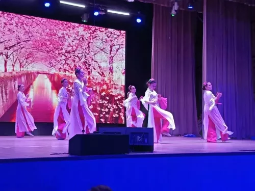 Весенний подарок: в районном Дворце культуры чествовали прекрасную половину человечества