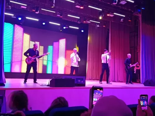 Весенний подарок: в районном Дворце культуры чествовали прекрасную половину человечества