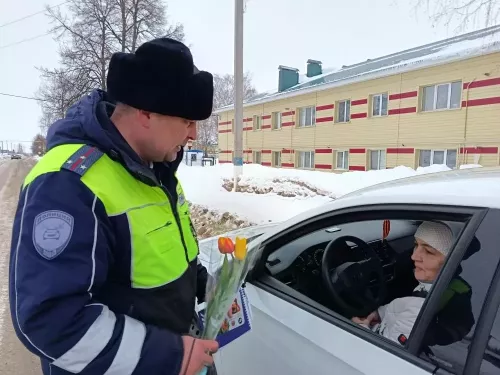 Инспекторы ГИБДД по Мензелинскому району поздравили автоледи с наступающим праздником