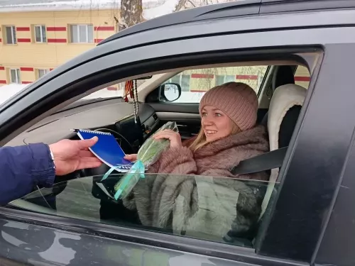 Инспекторы ГИБДД по Мензелинскому району поздравили автоледи с наступающим праздником