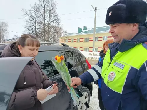 Инспекторы ГИБДД по Мензелинскому району поздравили автоледи с наступающим праздником