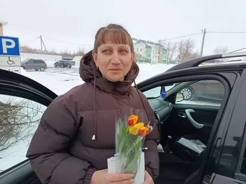 Инспекторы ГИБДД по Мензелинскому району поздравили автоледи с наступающим праздником