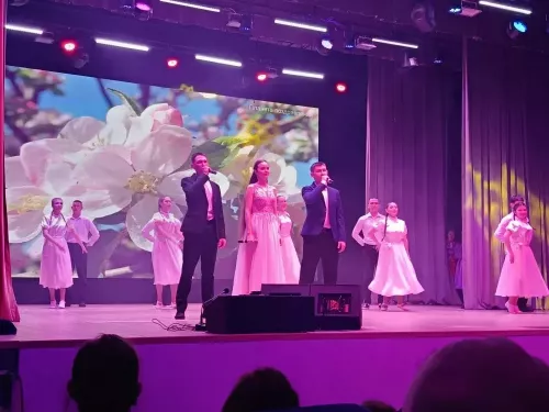 Весенний подарок: в районном Дворце культуры чествовали прекрасную половину человечества