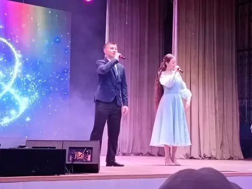 Весенний подарок: в районном Дворце культуры чествовали прекрасную половину человечества