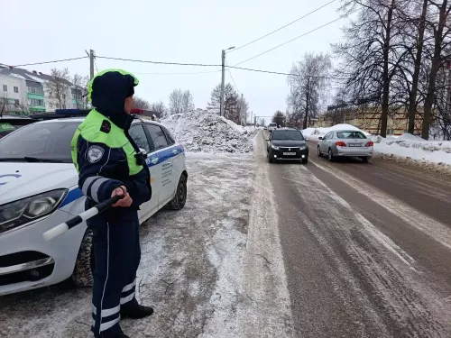Инспекторы ГИБДД по Мензелинскому району поздравили автоледи с наступающим праздником
