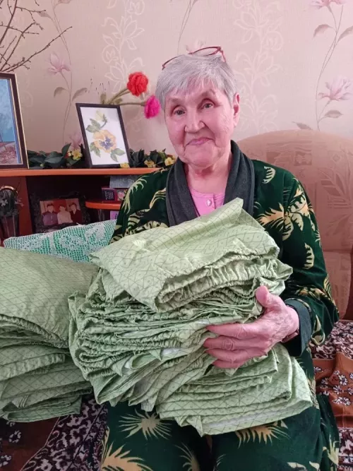 77-летняя рукодельница Роза Гиздуллина помогает фронту