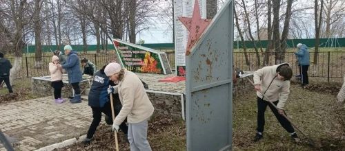 Субботник у памятника героям ВОВ: школьники Аюской школы благоустроили мемориал