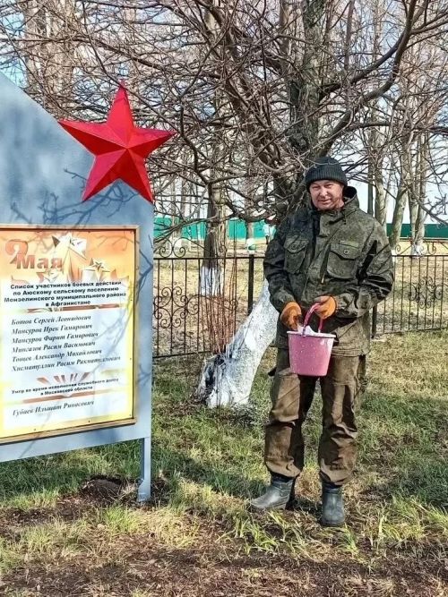 Субботник у памятника героям ВОВ: школьники Аюской школы благоустроили мемориал