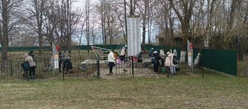 Субботник у памятника героям ВОВ: школьники Аюской школы благоустроили мемориал