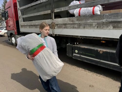 Из Мензелинска отправили пасхальные открытки и целую фуру с гуманитарной помощью