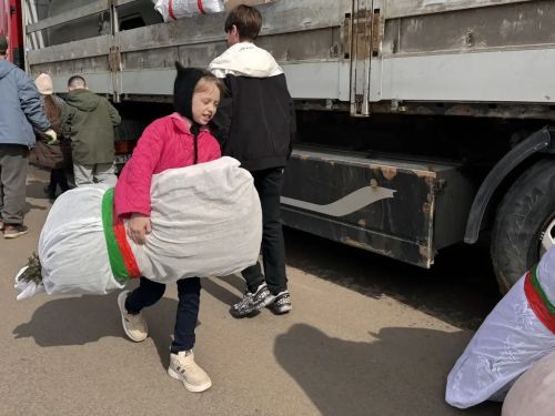 Из Мензелинска отправили пасхальные открытки и целую фуру с гуманитарной помощью