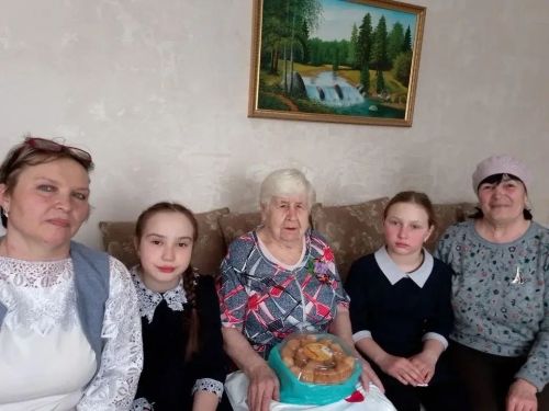 В Мензелинском районе поздравили труженицу тыла с 94-летием