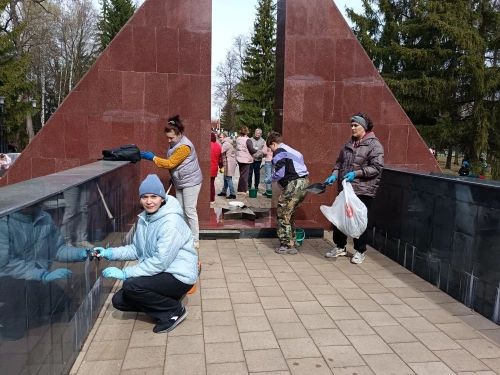 Мензелинцы встретили Первомай созидательным трудом: общегородской субботник объединил жителей