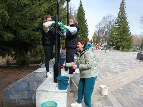 Мензелинцы встретили Первомай созидательным трудом: общегородской субботник объединил жителей