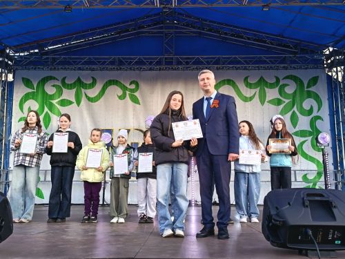 Маленькие герои большого праздника: в Мензелинске вручили награды детям-волонтерам