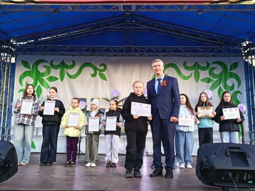 Маленькие герои большого праздника: в Мензелинске вручили награды детям-волонтерам