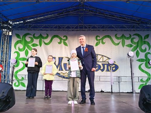 Маленькие герои большого праздника: в Мензелинске вручили награды детям-волонтерам