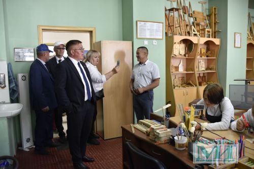 Гости зонального семинара побывали в Мензелинской школе-интернате и увидели производство сыра и свечей