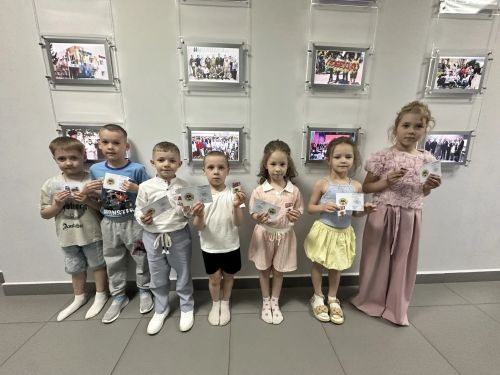 В детском саду «Зоренька» выпускникам вручили первые знаки ГТО