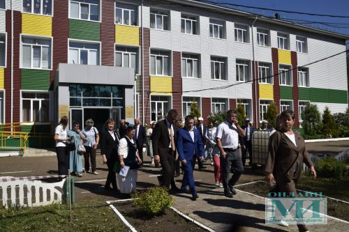 Гости зонального семинара побывали в Мензелинской школе-интернате и увидели производство сыра и свечей