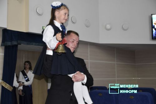 Для выпускников СОШ № 1 прозвенел Последний звонок