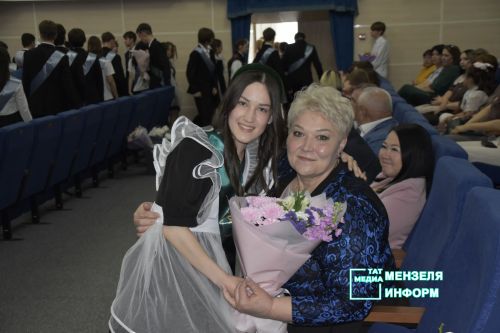Для выпускников СОШ № 1 прозвенел Последний звонок