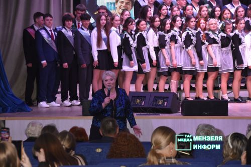 Для выпускников СОШ № 1 прозвенел Последний звонок