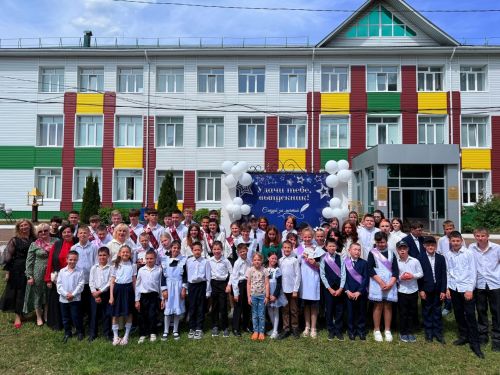 В Мензелинской школе-интернате прозвенел последний звонок для 11 выпускников