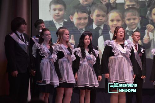 Для выпускников СОШ № 1 прозвенел Последний звонок