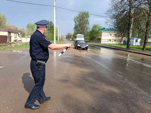 Сотрудники ГИБДД Мензелинского района поздравили водителей с 9 мая