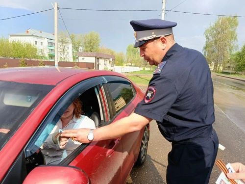 Сотрудники ГИБДД Мензелинского района поздравили водителей с 9 мая
