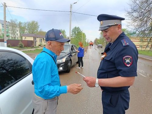 Сотрудники ГИБДД Мензелинского района поздравили водителей с 9 мая