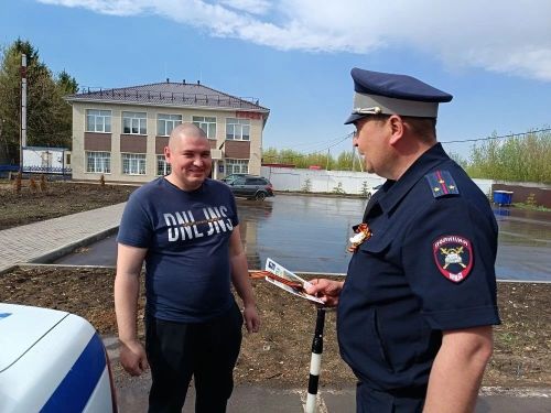 Сотрудники ГИБДД Мензелинского района поздравили водителей с 9 мая