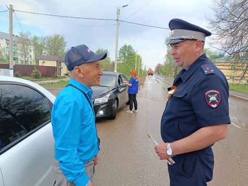Сотрудники ГИБДД Мензелинского района поздравили водителей с 9 мая