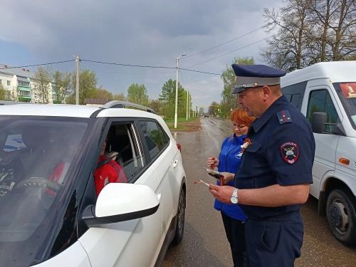 Сотрудники ГИБДД Мензелинского района поздравили водителей с 9 мая