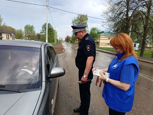 Сотрудники ГИБДД Мензелинского района поздравили водителей с 9 мая