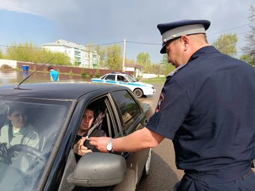 Сотрудники ГИБДД Мензелинского района поздравили водителей с 9 мая