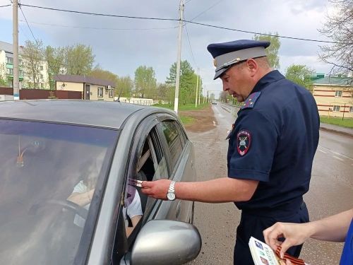 Сотрудники ГИБДД Мензелинского района поздравили водителей с 9 мая
