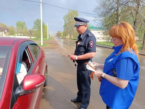 Сотрудники ГИБДД Мензелинского района поздравили водителей с 9 мая