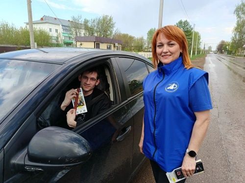 Сотрудники ГИБДД Мензелинского района поздравили водителей с 9 мая